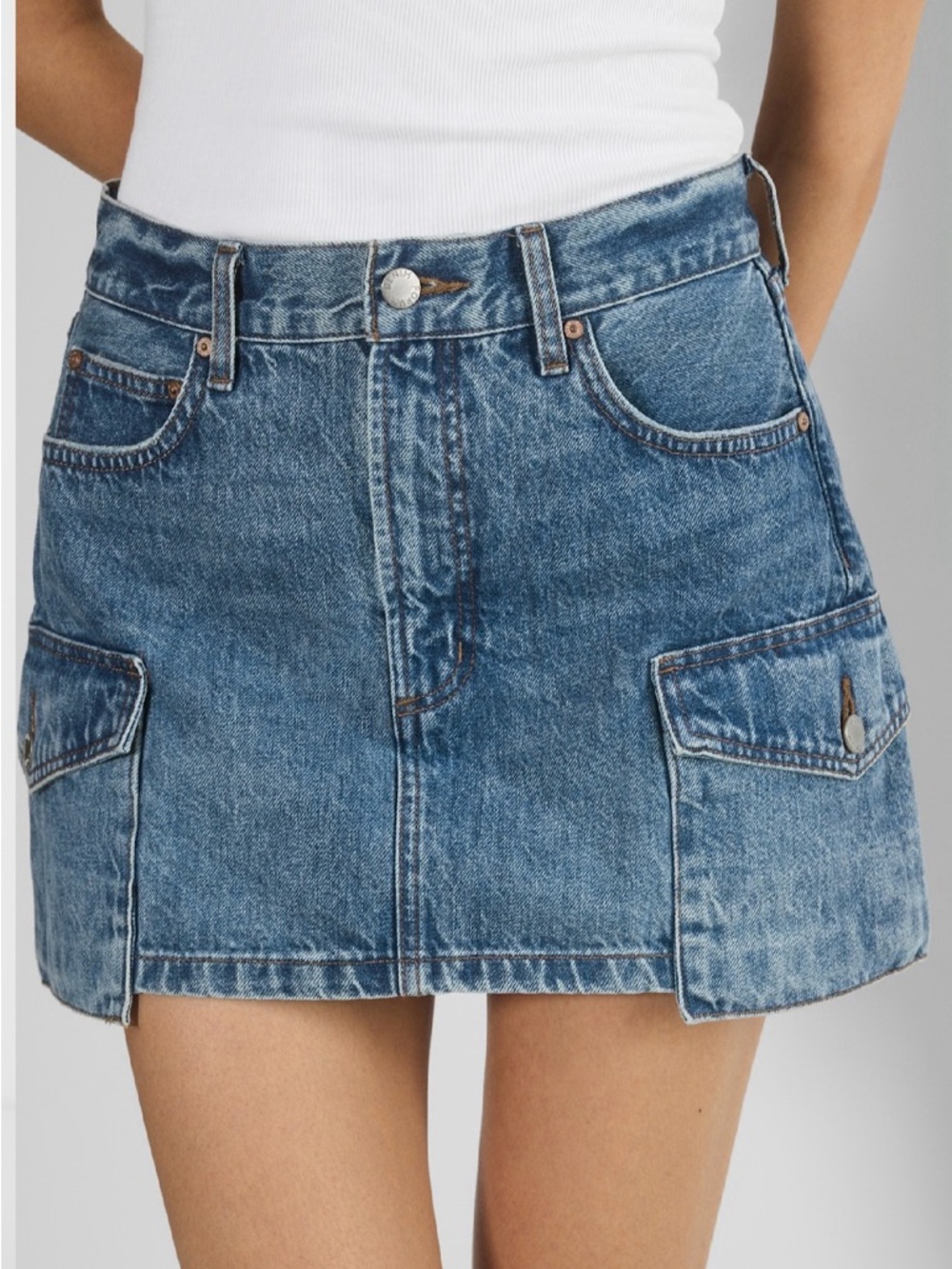 Aritzia Denim forum the 90’s cargo mini denim skirt